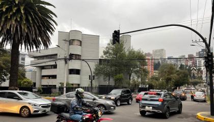 Un semáforo apagado en Quito, durante los cortes de luz masivos que enfrenta Ecuador, en el último trimestre de 2024.