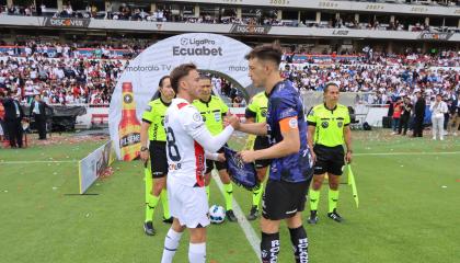 Ezequiel Piovi y Richard Schunke, previo al partido de Liga de Quito vs. Independiente del Valle por la LigaPro, el 9 de noviembre de 2024.