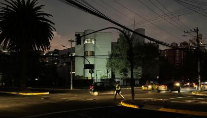 Una intersección de Quito durante los cortes de luz masivos de octubre de 2024.