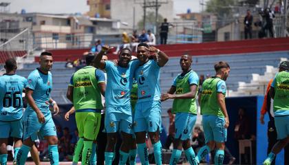 Los jugadores de Libertad celebran uno de los goles ante El Nacional, el domingo 10 de noviembre de 2024, en Latacunga.