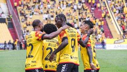 Los jugadores de Barcelona SC celebran uno de los goles ante Cumbayá, este domingo 10 de noviembre de 2024 en el estadio Banco Pichincha.