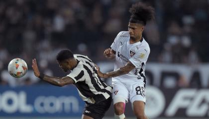 El delantero del Botafogo, Junior Santos, y el mediocampista de la Liga de Quito, Marco Angulo, luchan por el balón durante el partido de vuelta de la fase de grupos de la Copa Libertadores en el estadio Nilton Santos de Río de Janeiro, Brasil, el 8 de mayo de 2024.