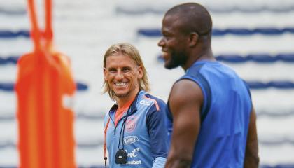 Sebastián Beccacece y Enner Valencia, durante un entrenamiento de la selección de Ecuador, el 11 de noviembre de 2024.