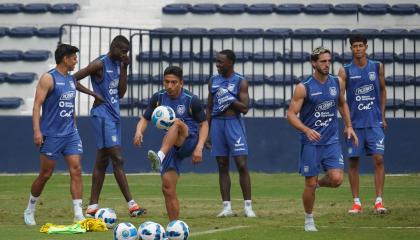 Jugadores de Ecuador, durante un entrenamiento en Guayaquil previo al partido con Bolivia, el 11 de noviembre de 2024.