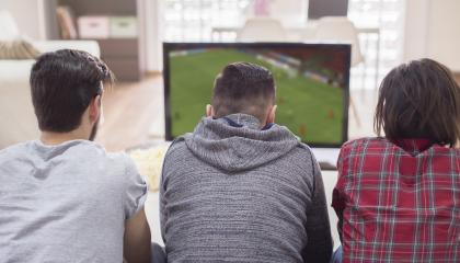 Imagen referencial de hombres mirando un partido de fútbol por televisión.