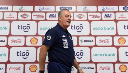 Gustavo Alfaro, durante una rueda de prensa de la selección de Paraguay, el 13 de noviembre de 2024.