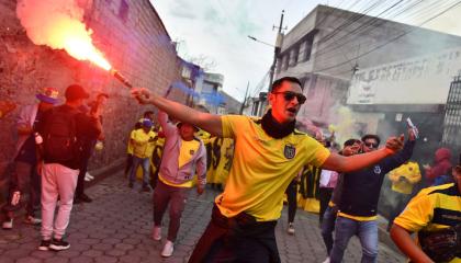 Fanático de la selección de Ecuador previo al partido, de Eliminatorias, ante Chile, el 21 de noviembre de 2023 en los exteriores del estadio Rodrigo Paz Delgado.