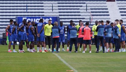 Los jugadores de la selección de Ecuador luego del entrenamiento del lunes 11 de noviembre de 2024, en el estadio George Capwell, en Guayaquil.