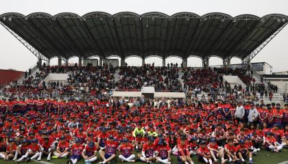 Cientos de niños y niñas posan para una foto durante la inauguración de una nueva escuela del Atlético Madrid en Cuenca, Ecuador, el jueves 14 de noviembre de 2024.