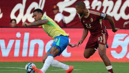 Salomón Rondón (d) de Venezuela disputa el balón con Rubén Ramírez de Brasil, este jueves 14 de noviembre, durante la Fecha 11 de las Eliminatorias.