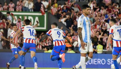 Antonio Sanabria festeja su gol en el partido entre Paraguay y Argentina, en Asunción, el 14 de noviembre de 2024.