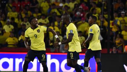 Enner Valencia (c), delantero de la selección ecuatoriana, festeja un gol ante Bolivia, este jueves 14 de noviembre de 2024.