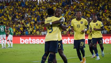 Los jugadores de Ecuador festejan un gol ante Bolivia por las Eliminatorias sudamericanas, en Guayaquil, el 14 de noviembre de 2024.