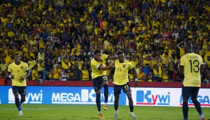 Los jugadores ecuatorianos festejan un gol ante Bolivia por las Eliminatorias, en Guayaquil, el 14 de noviembre de 2024.