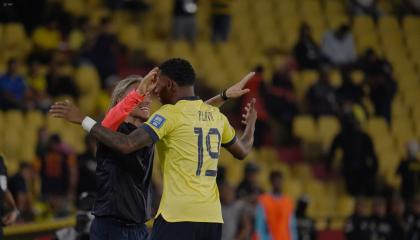 Sebastián Beccacece y Gonzalo Plata se abrazan durante el partido ante Bolivia, en Guayaquil, el 14 de noviembre de 2024.