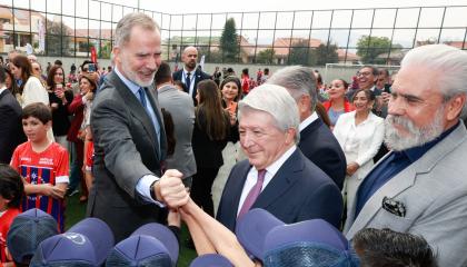 Enrique Cerezo (c), presidente del Atlético de Madrid, durante una visita en Cuenca, el jueves 14 de noviembre de 2024.