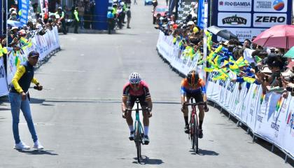 Robinson Chalapud (de rosado) gana la Etapa 5 de la Vuelta al Ecuador, el 15 de noviembre de 2024.