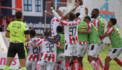 Los jugadores de Técnico Universitario celebran un gol ante Universidad Católica por la LigaPro, el 4 de noviembre de 2024, en el estadio Bellavista.