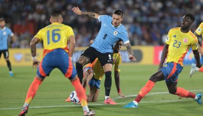 Darwin Núñez de Uruguay disputa el balón con Juan Portilla y Davinson Sánchez de Colombia, el viernes 15 de noviembre, por la Fecha 11 de las Eliminatorias.