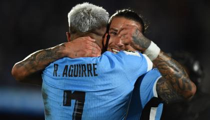 El delantero uruguayo Rodrigo Aguirre celebra con su compañero, el mediocampista Rodrigo Bentancur, después de anotar ante Colombia en la Fecha 11 de las Eliminatorias, el 15 de noviembre de 2024.