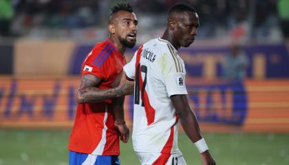 Luis Advíncula de Perú reacciona con Arturo Vidal de Chile durante la Fecha 11 de las Eliminatorias, el 15 de noviembre de 2024.