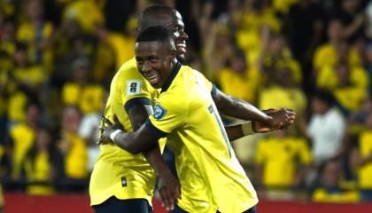 Alan Minda y Enner Valencia festejando un gol de la selección de Ecuador, 16 de noviembre de 2024.