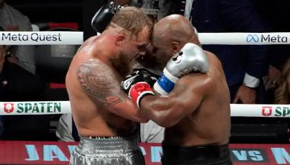 Jake Paul y Mike Tyson se abrazan al final de su pelea, 15 de noviembre de 2024.