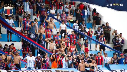 Hinchas del Deportivo Quito en un partido de Segunda categoría, el 3 de noviembre de 2024.