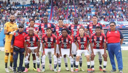 Los jugadores de Deportivo Quito se forman antes del partido contra Toreros, el 2 de noviembre de 2024.