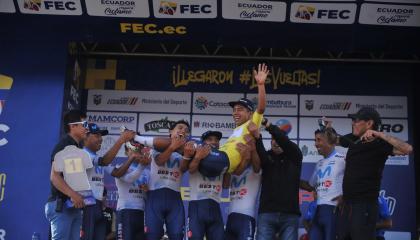 Los ciclistas del Movistar Best PC festejan el título de Richard Huera en la Vuelta al Ecuador, el 17 de noviembre de 2024.