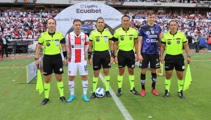 Ezequiel Piovi y Richard Schunke, junto a los árbitros del partido Liga de Quito vs. Independiente del Valle por la LigaPro, el 9 de noviembre de 2024.