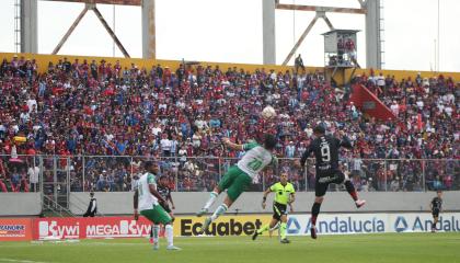 Partido entre Deportivo Quito y Liga de Portoviejo, jugado el domingo 17 de noviembre de 2024, en el estadio Gonzalo Pozo Ripalda.