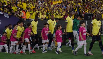 Los jugadores de la selección ecuatoriana entran al campo del estadio Banco Pichincha antes del partido ante Bolivia, por la Fecha 11 de Eliminatorias, el jueves 14 de noviembre de 2024.