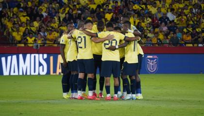 Los jugadores de Ecuador reunidos en el campo de juego del estadio Banco Pichincha antes de enfrentar a Bolivia, por la Fecha 11 de Eliminatorias, el 14 de noviembre de 2024.