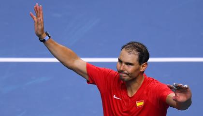 Rafa Nadal saluda al público tras su derrota ante el neerlandés Botic Van de Zandschulp durante el primer partido de los cuartos de final de la Copa Davis, este 19 de noviembre de 2024.