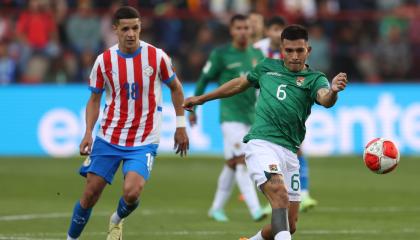 Héctor Cuellar (d) de Bolivia disputa un balón con Álex Arce de Paraguay este martes 19 de noviembre 2024, en el estadio de El Alto.