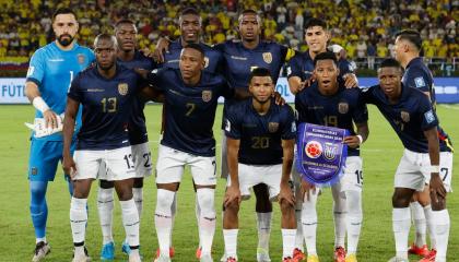 Equipo titular de Ecuador antes del partido con Colombia en Barranquilla, el 19 de noviembre de 2024.