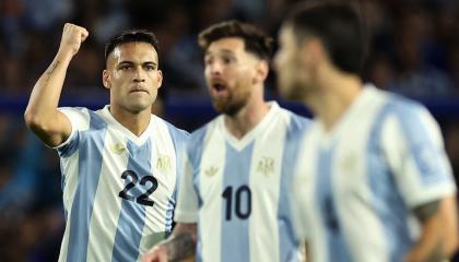 Lautaro Martínez y sus compañeros de la selección argentina festejan un gol ante Perú por la Fecha 12 de las Eliminatorias, el martes 19 de noviembre de 2024.