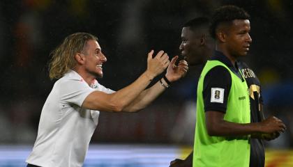 Sebastián Beccacece festeja el triunfo de Ecuador ante Colombia por las Eliminatorias, en Barranquilla, el martes 19 de noviembre de 2024.