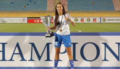 Una foto obtenida de la Asociación Libanesa de Fútbol (LFA) el 19 de noviembre de 2024 muestra a la futbolista libanesa Celine Haidar celebrando con una copa del torneo después de un partido de fútbol en Jordania.