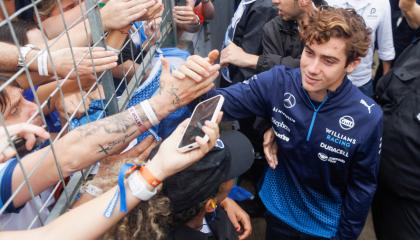 El argentino Franco Colapinto de Williams saluda a aficionados al final del Gran Premio de Sao Paulo de la Fórmula 1, el 3 de noviembre de 2024.