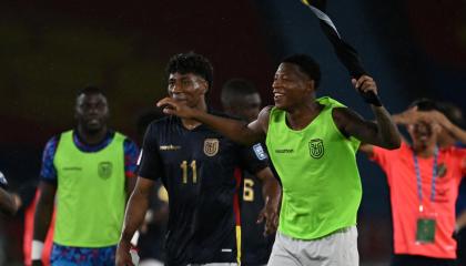 Kevin Rodríguez y Gonzalo Plata celebran el triunfo de Ecuador ante Colombia en Barranquilla, por la Fecha 12 de las Eliminatorias, el 19 de noviembre de 2024.