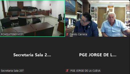 Danilo Carrera (izq.) y su equipo legal en la audiencia virtual del Caso Encuentro, el 20 de noviembre de 2024.