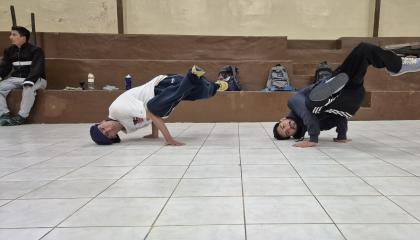 Fredy García y Oliver Sánchez, practicando break dance.