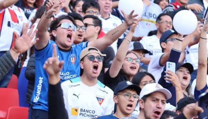 Hinchas de Liga de Quito alentando en el estadio Rodrigo Paz Delgado durante el partido ante Independiente del Valle por LigaPro, el 9 de noviembre de 2024.