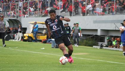 Uno de los jugadores del Deportivo Quito en el partido ante Liga de Portoviejo, por los cuartos de final de ida de la Segunda Categoría, el domingo 17 de noviembre de 2024.