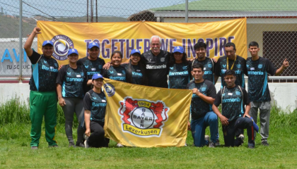 Peter Quast, instructor del Bayer Leverkusen, junto a jóvenes entrenadores tras el curso de formación.