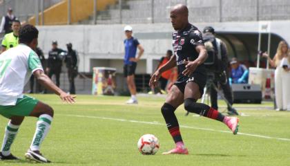 Jugadores del Deportivo Quito y Liga de Portoviejo en el partido de ida de los cuartos de final de la Segunda categoría, el domingo 17 de noviembre de 2024.