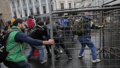 Marcha de organizaciones sociales en Quito este 21 de noviembre de 2024.