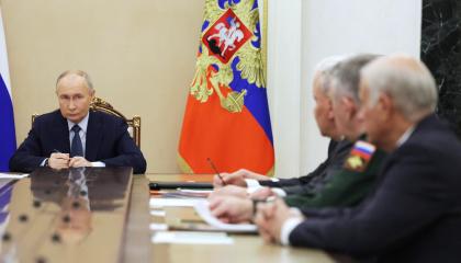 Fotografía divulgada el 22 de noviembre de 2024 por la agencia estatal rusa Sputnik en la que se ve al presidente de Rusia, Vladimir Putin, junto a jefes militares en Moscú.